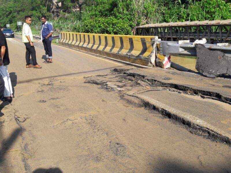 突发水灾冲毁根登路  工程局关闭一周抢修