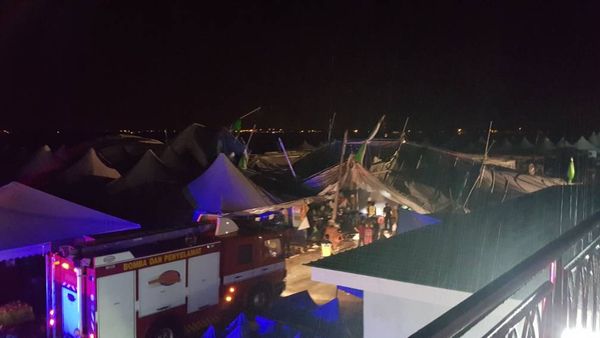 அன்வர் பாஸ் கட்சி பொதுக்கூட்டத்தில் நடந்த புயல் காரணமாக ஏற்பட்ட சேதத்திற்கு அனுதாபம் தெரிவித்தார்