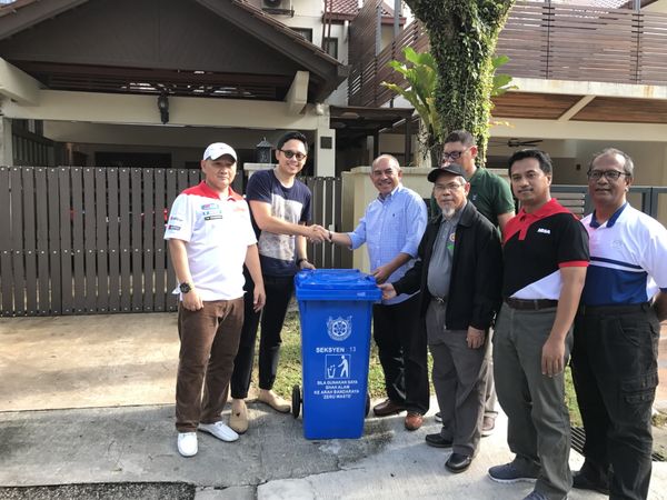 1,689 குப்பைத் தொட்டிகள் இலவசமாய் விநியோகம்