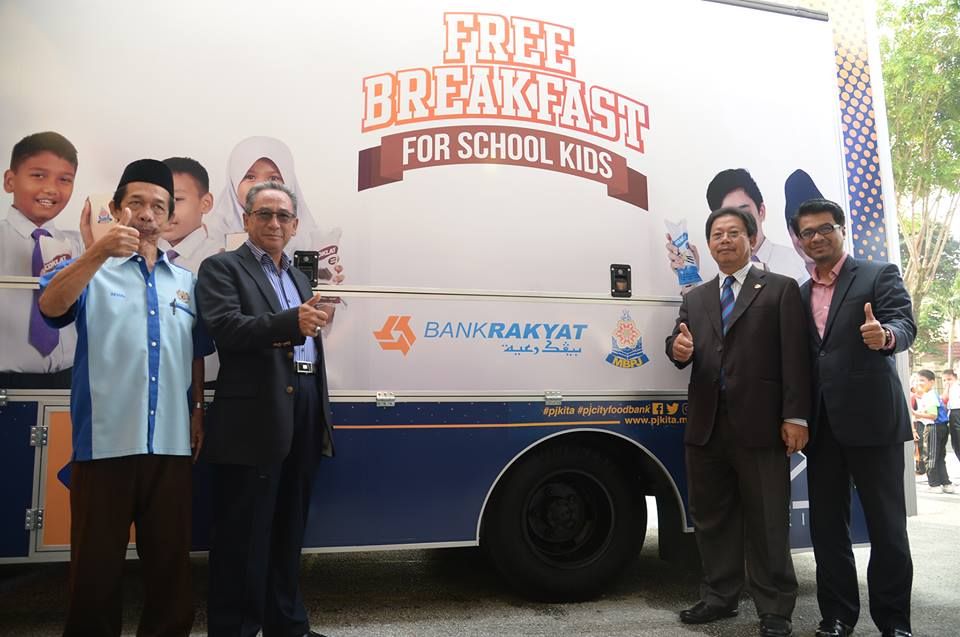 灵市城市餐车送暖  派学生贫户爱心餐