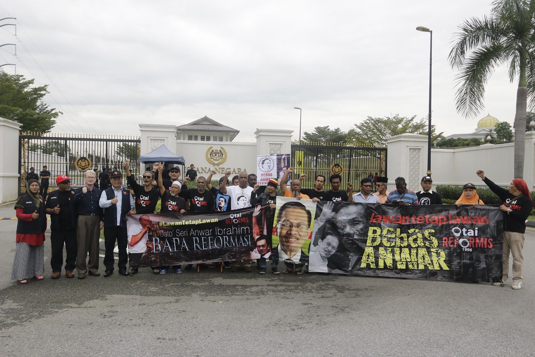 மறுமலர்ச்சி போராட்டவாதிகள் மாமன்னரிடம் அன்வர் இப்ராஹிம் விடுதலை கோரிக்கை மனுவை கொடுத்தனர்