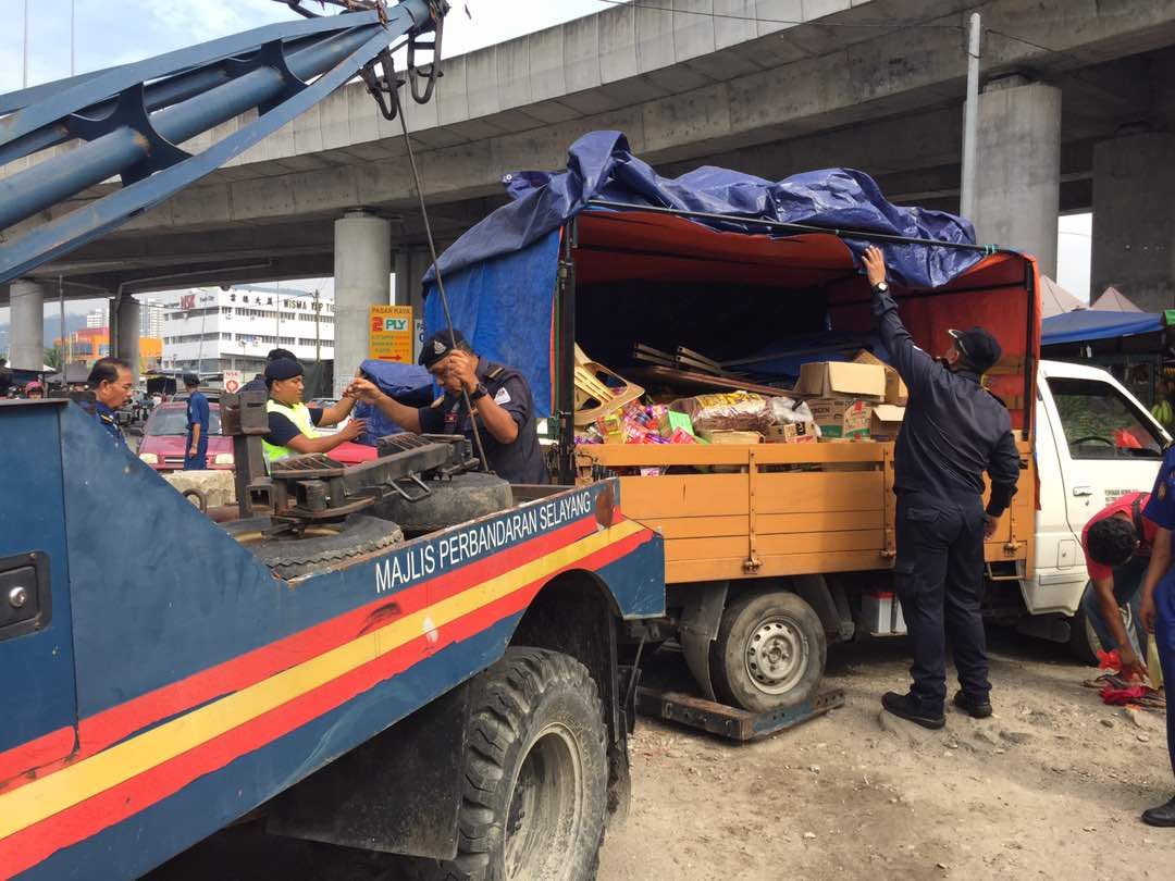 突击士拉央批发公市  取缔抢滩外劳