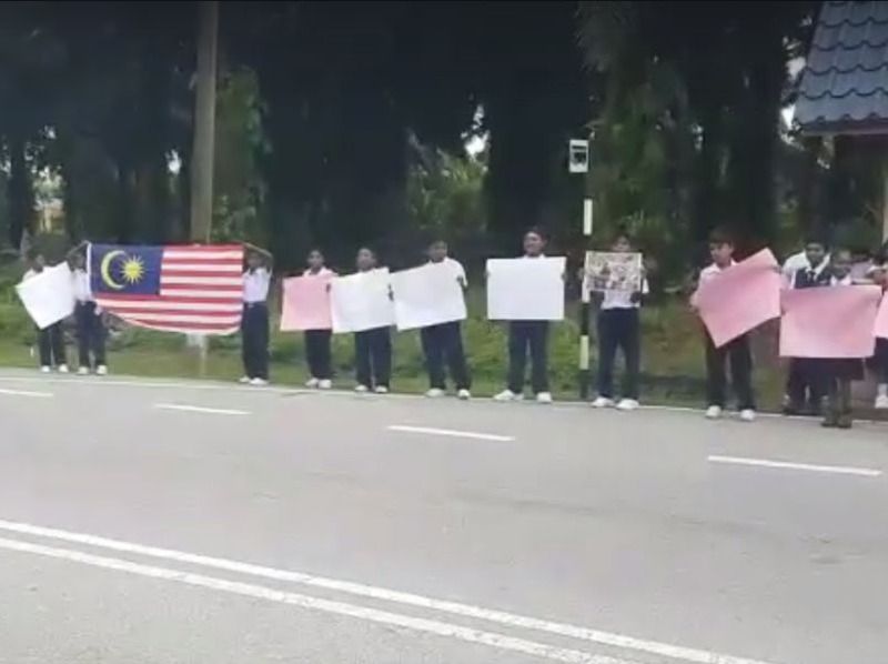 மாணவர்கள் ஆசிரியர்களின் பற்றாக்குறையை புத்ராஜெயா நிவர்த்தி செய்ய ஆர்ப்பாட்டத்தில் ஈடுபட்டனர்