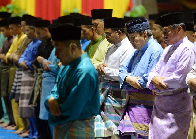 கடல்படையினரோடு சிலாங்கூர் சுல்தான் நோன்பு திறந்தார்