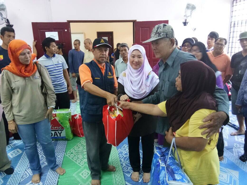 உலு லங்காட் வெள்ளம்: மாநில அரசாங்கம் & எம்பிஐ உடனடி உதவி நல்கியது