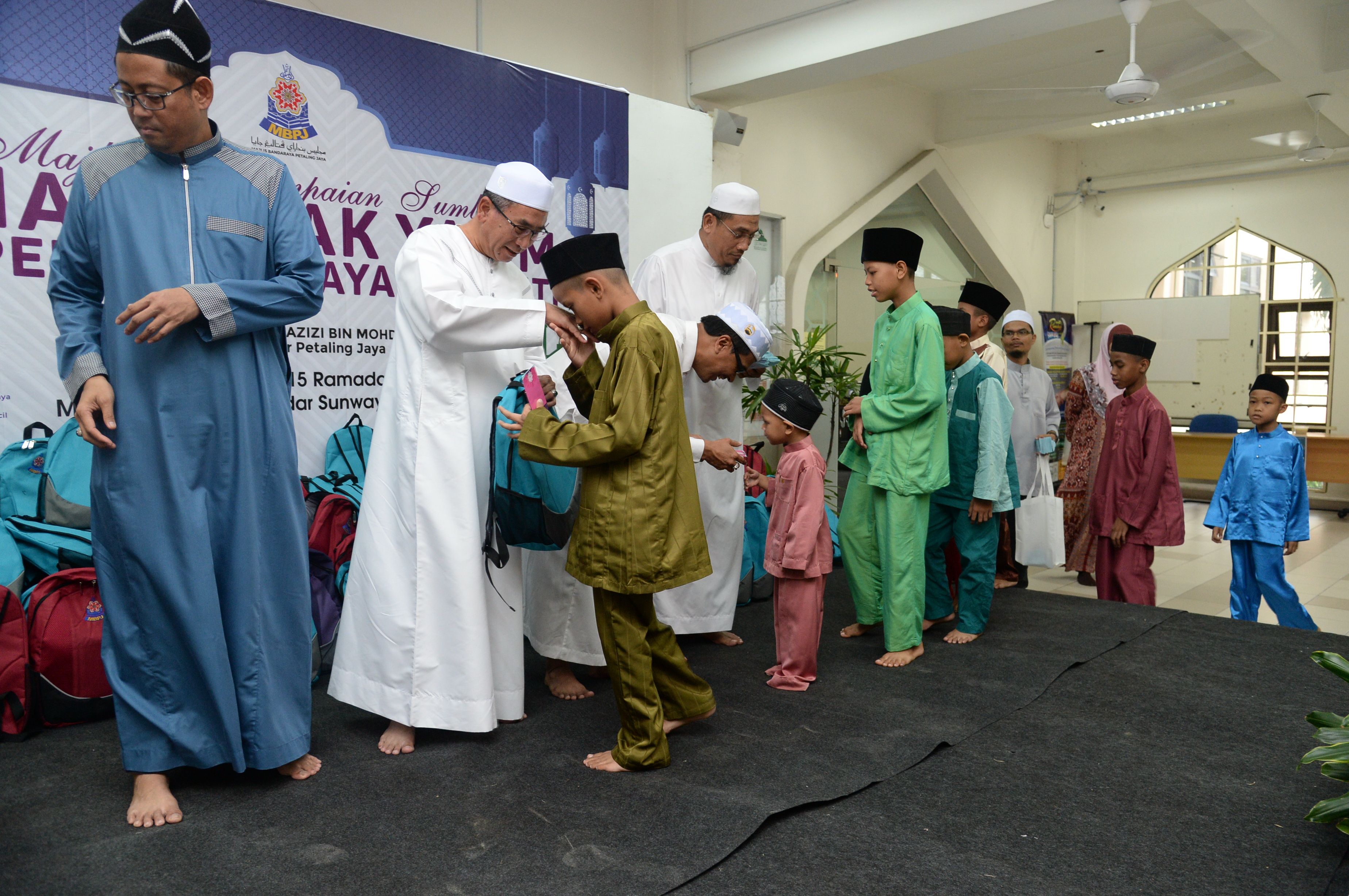 எம்பிபிஜே ஆதரவற்ற மாணவர்களுக்கு அன்பளிப்பும் நன்கொடையும் வழங்கினார்கள்