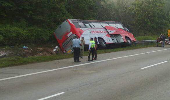 புக்கிட் தாகாரில் விரைவு பேருந்து விபத்தில் இரண்டு பேர் பலி