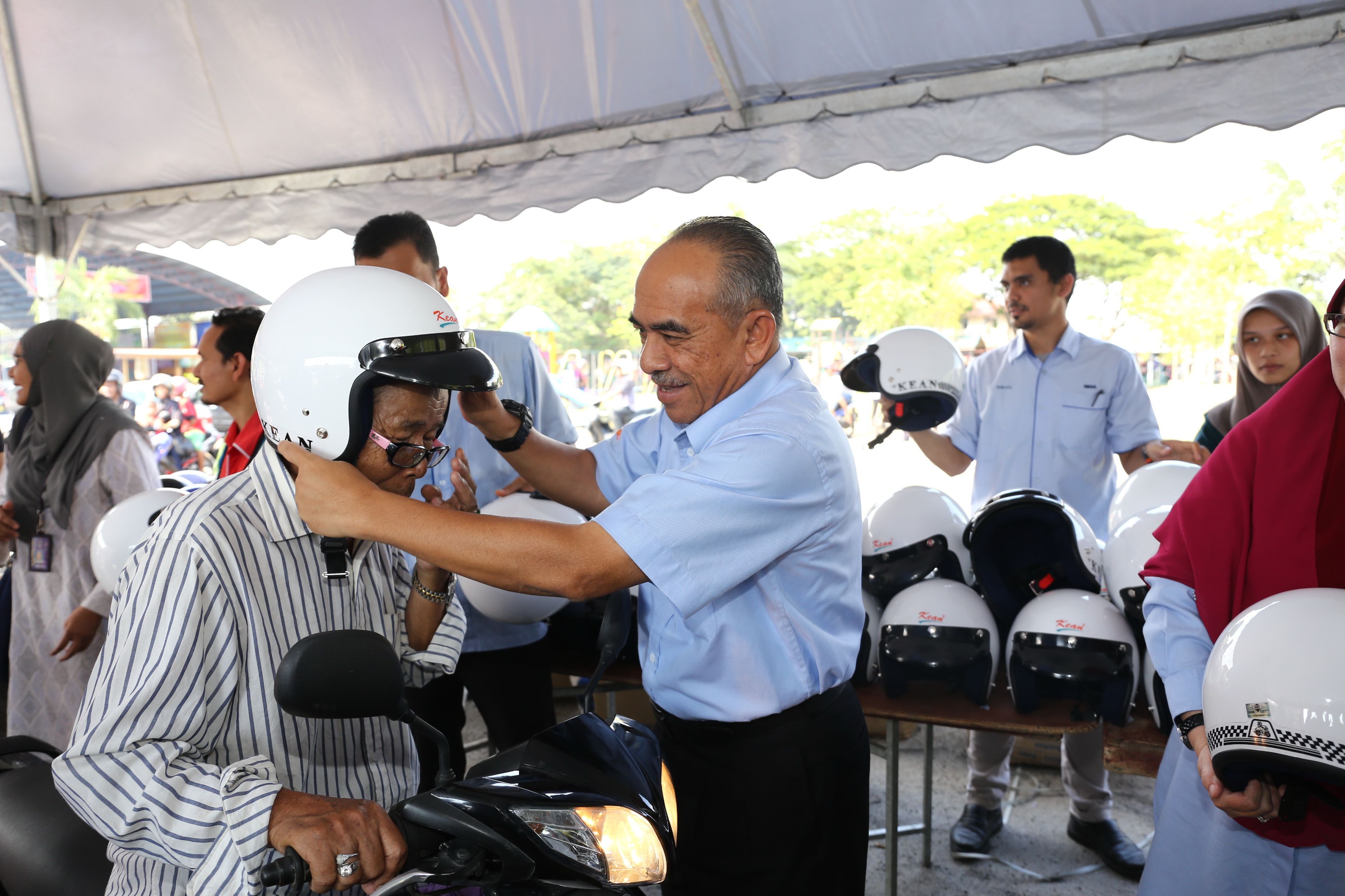 எம்பிஎஸ்ஏ 550 தலைக் கவசங்களை இலவசமாக வழங்கியது