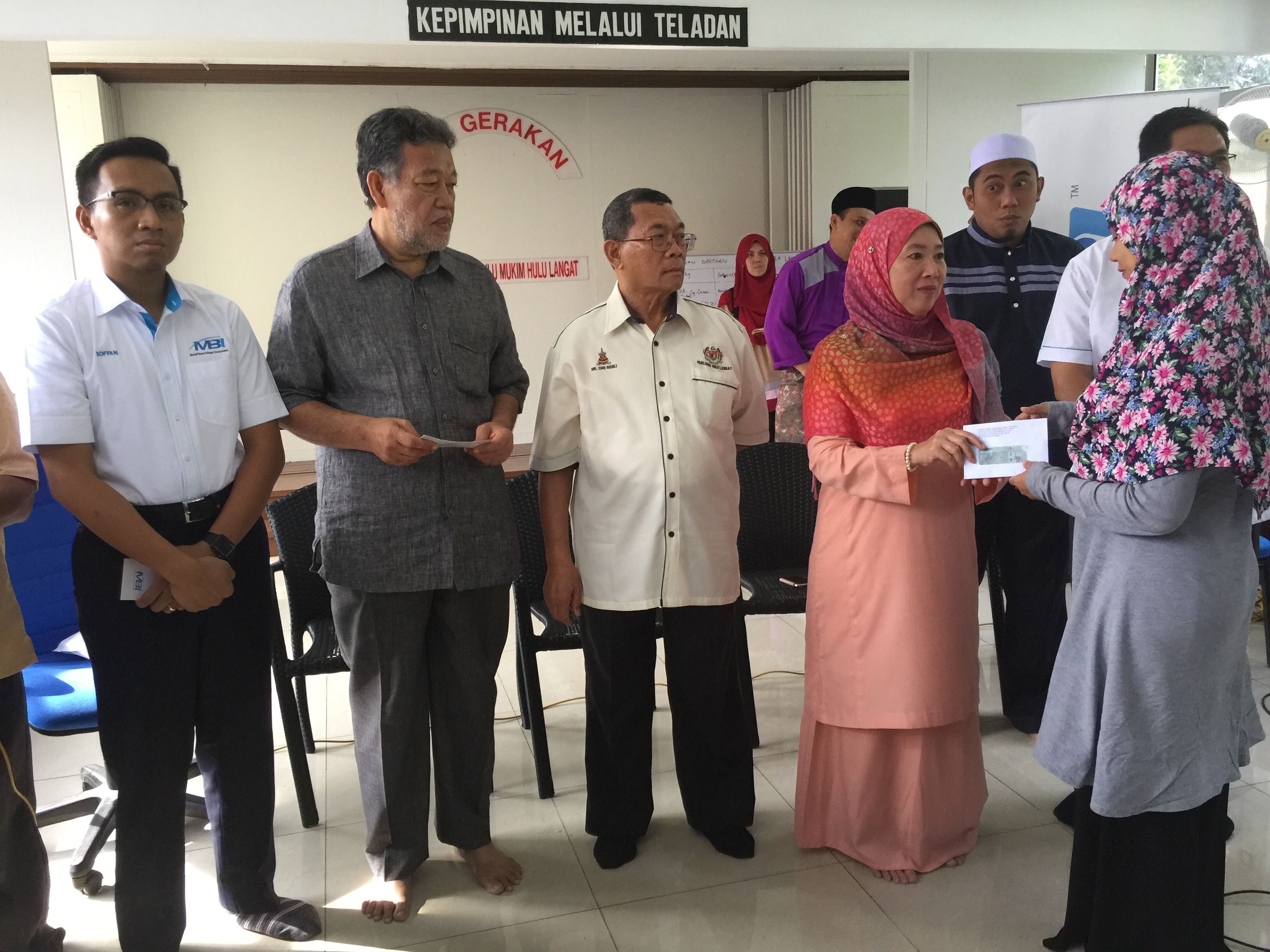 உலு லங்காட் இரண்டாம் கட்ட வெள்ள நிவாரண நிதி வழங்கப்பட்டது