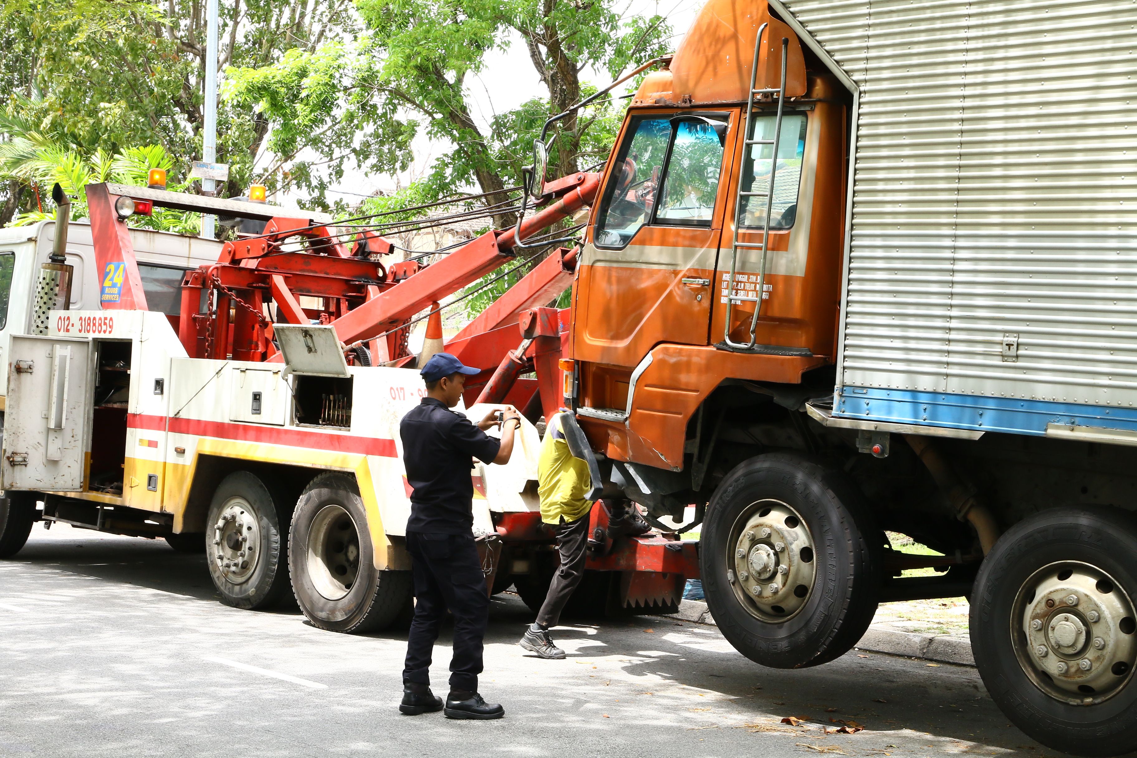 违例停放阻交通  莎市厅拖走7重型车