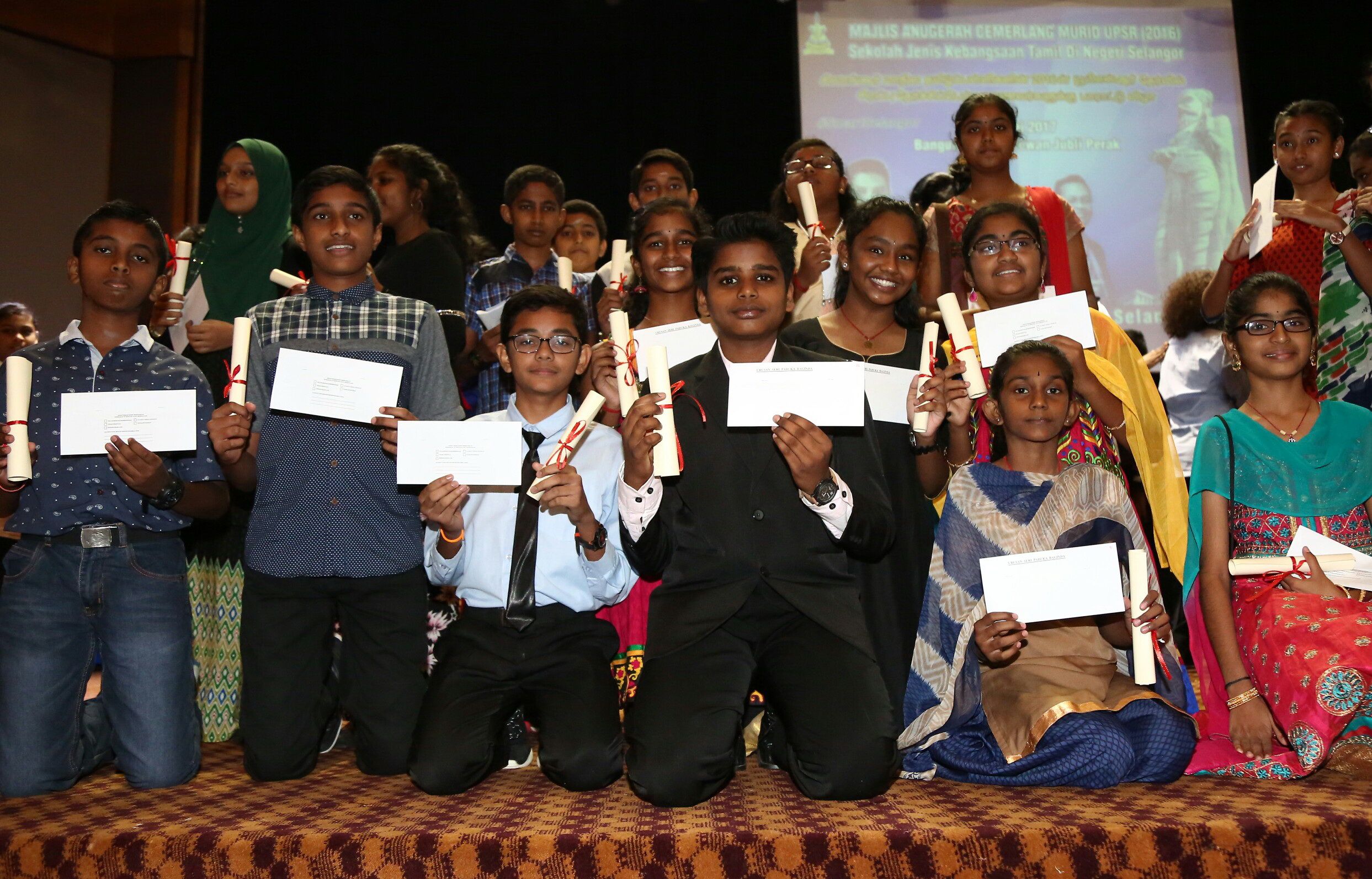 243 யூபிஎஸ்ஆரில் சிறப்பு தேர்ச்சி பெற்ற தமிழ்ப்பள்ளி மாணவர்கள் கௌரவிக்கப்பட்டனர்