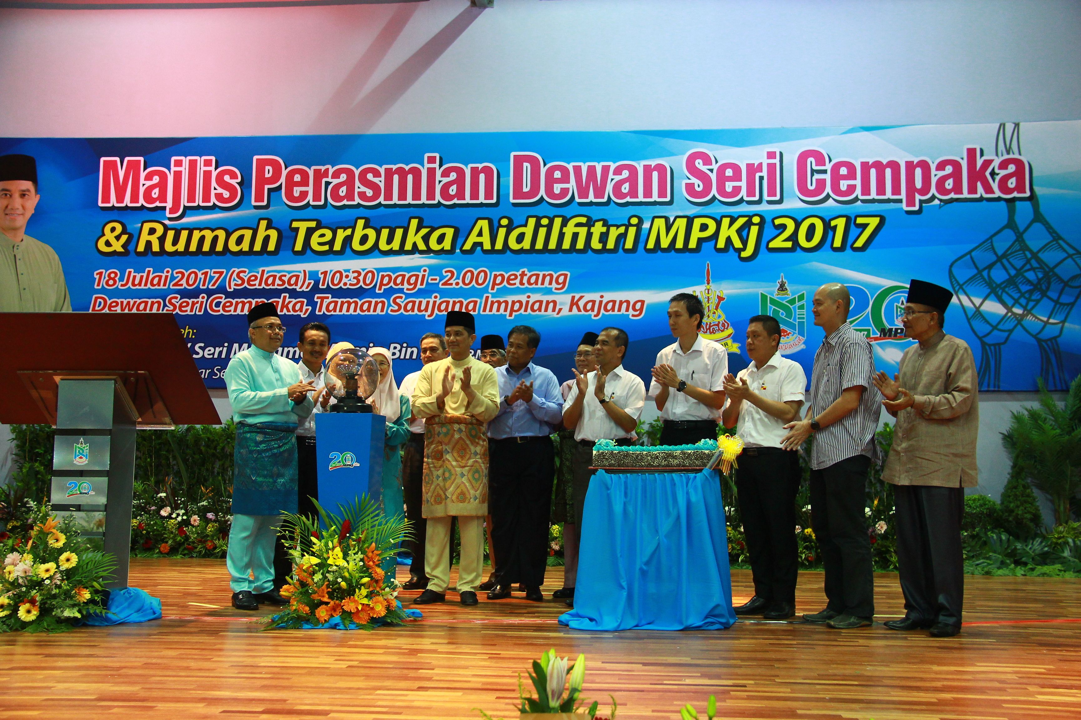 மந்திரி பெசார் உள்கட்டமைப்பு வசதிகளை மேம்படுத்திய காஜாங் நகராண்மை கழகத்தைப் பாராட்டினார்