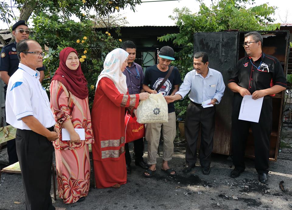Exco, YIDE help Taman Kapar Ria fire victims