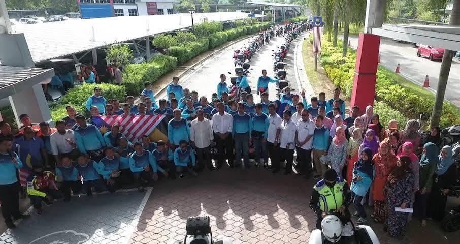 MPSp convoyed in Selangor waving Jalur Gemilang