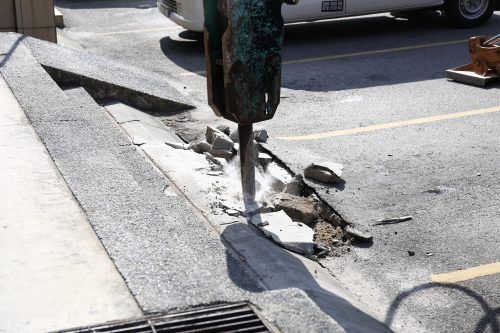 13违建斜坡占用停车位  莎市厅动手拆罚1500令吉