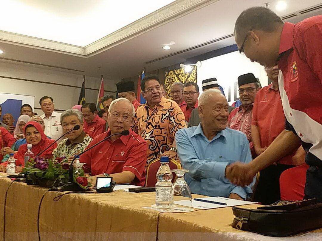 நஜிப் ஏற்பாடு செய்த திடீர் செய்தியாளர் கூட்டம் நகைச்சுவையாக மாறியது