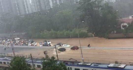 ஜாலான் கூச்சிங்கில் திடீர் வெள்ளம்