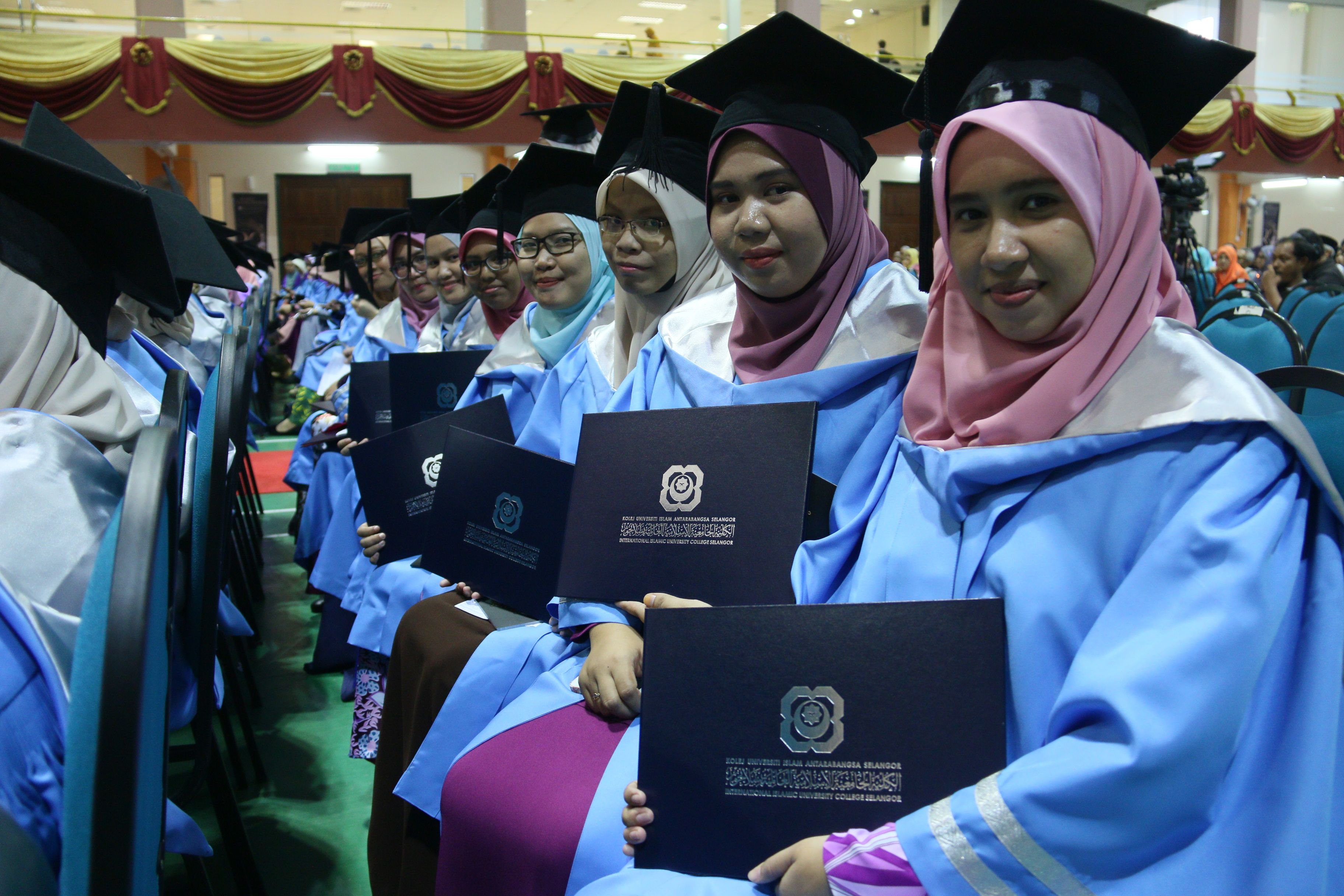 Kerja pertama: Wanita pentingkan gaji, bonus