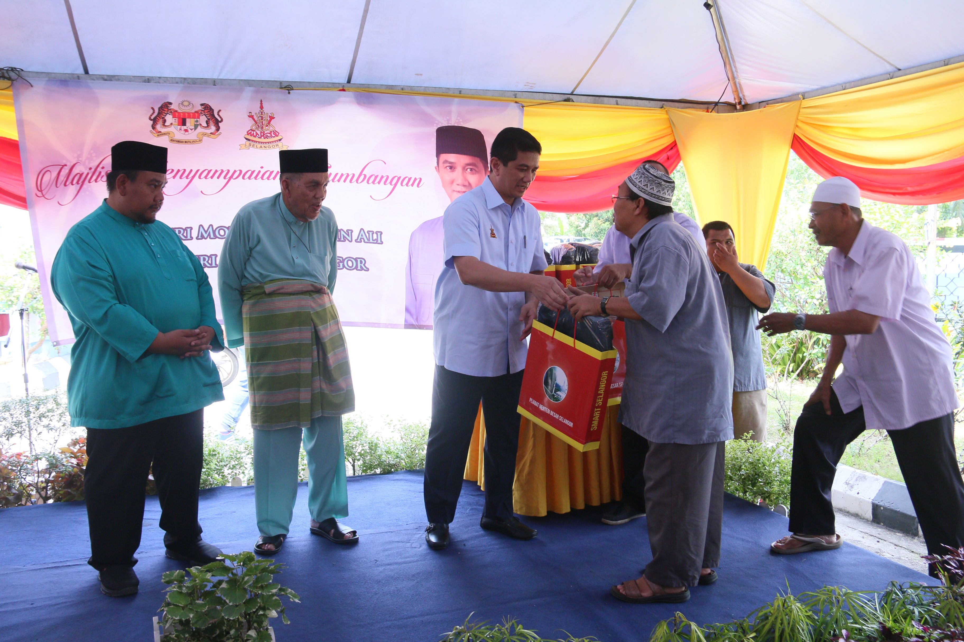 阿兹敏选区派发15万援助