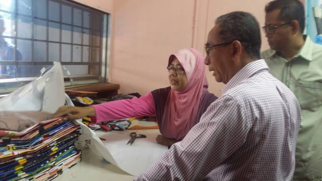 横幅改造手袋增收入  灵市厅“垃圾变黄金”