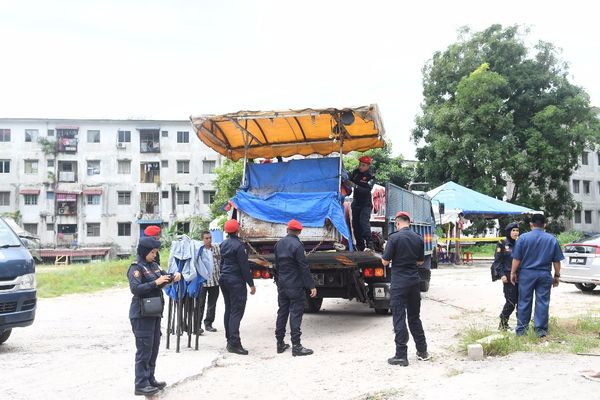 路旁摆档引塞车危害民众 士拉央市会拆档口充公货物