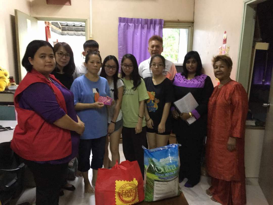 丈夫离世顿失经济支柱  张菲倩移交捐款助度难关