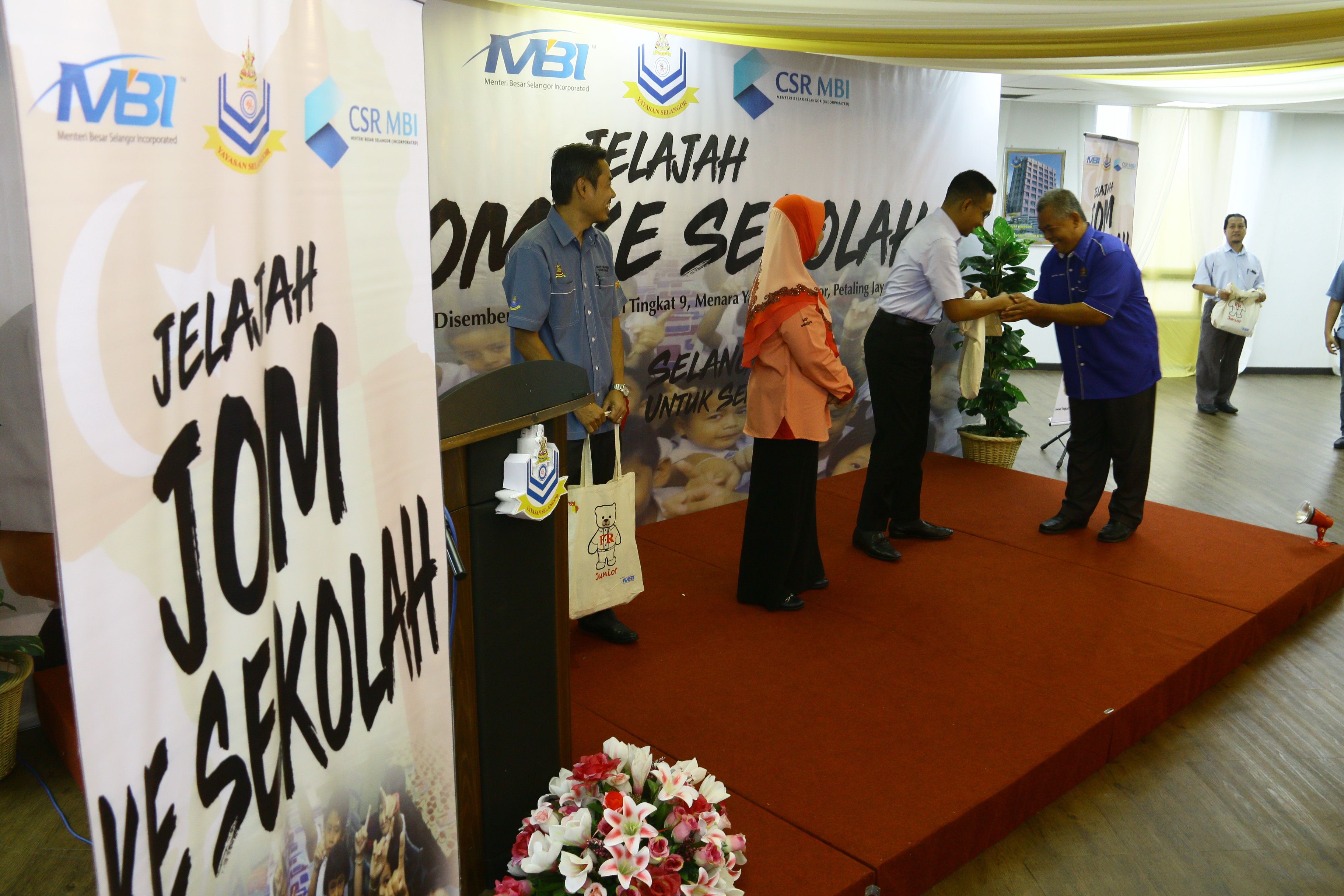 ஆரம்பப்பள்ளி மாணவர்கள் 5000 பேருக்கு பள்ளிச் சீருடை