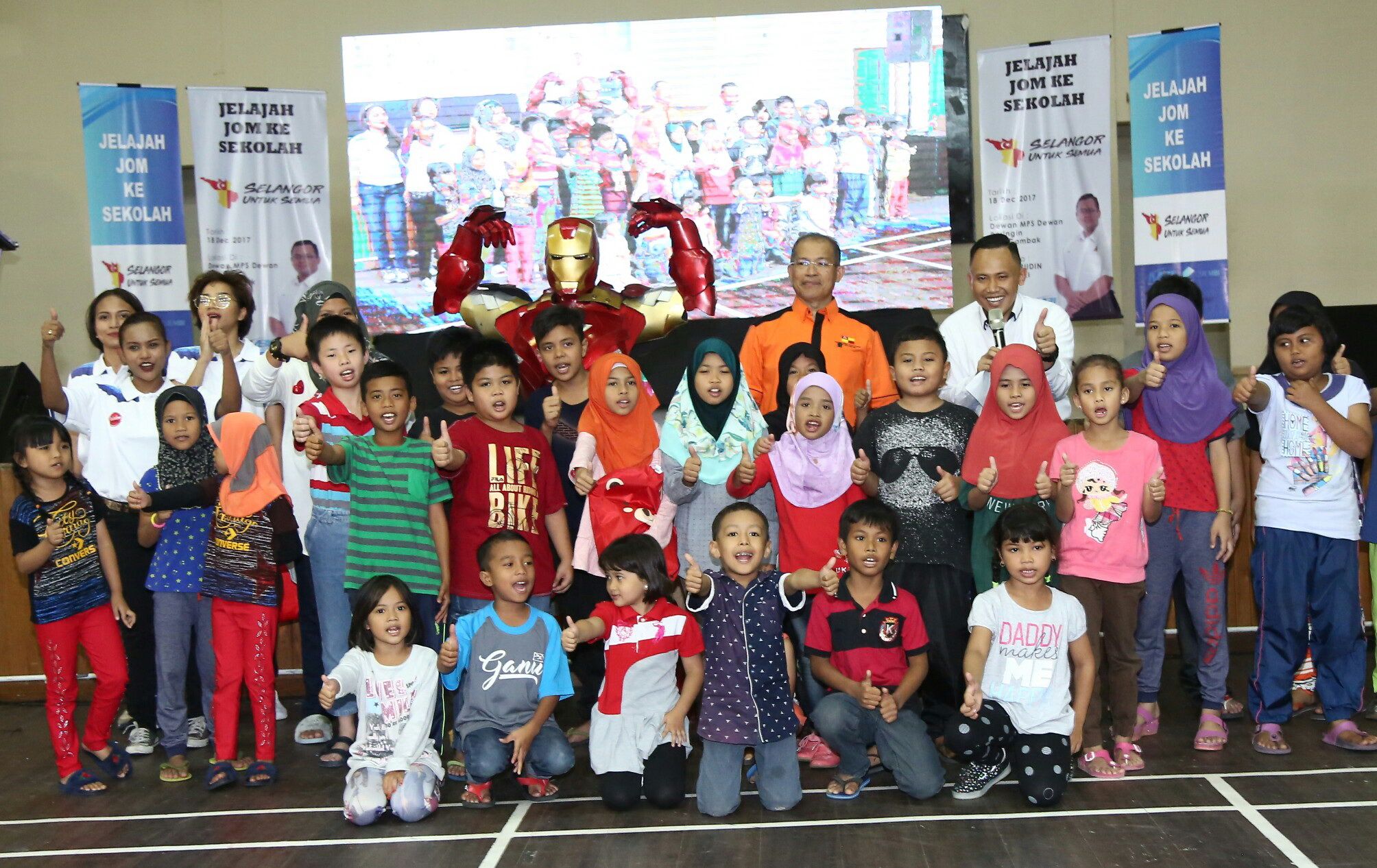 எம்பிஐ நான்கு சட்டமன்றங்களில் 1,560 பள்ளிச் சீருடைகளை விநியோகம் செய்தது