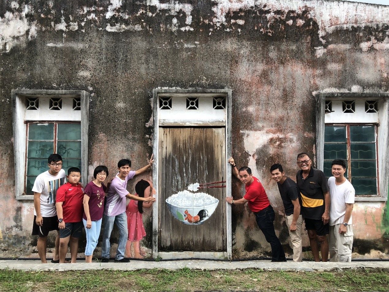 适耕庄壁画翻新 成游客拍照打卡圣地