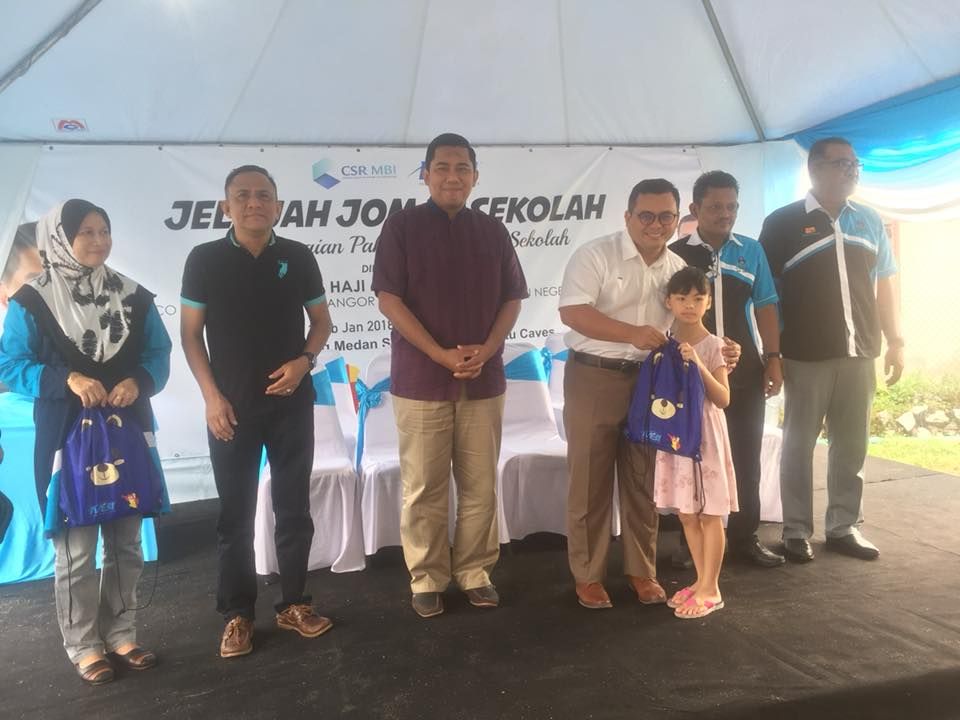 MBI sumbang baju sekolah kepada 300 penerima