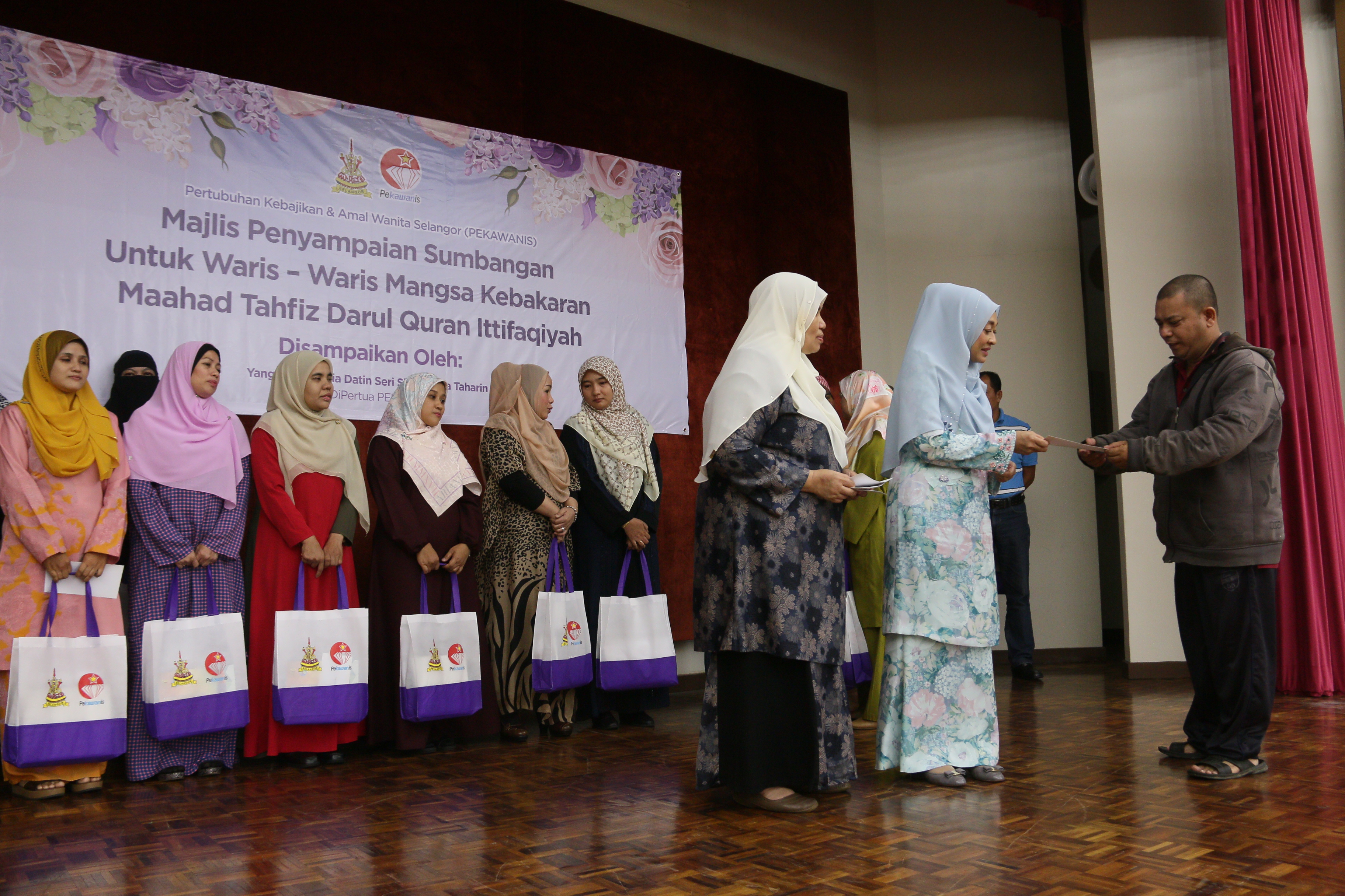 PEKAWANIS santuni waris mangsa kebakaran Maahad Tahfiz Ittifaqiyah