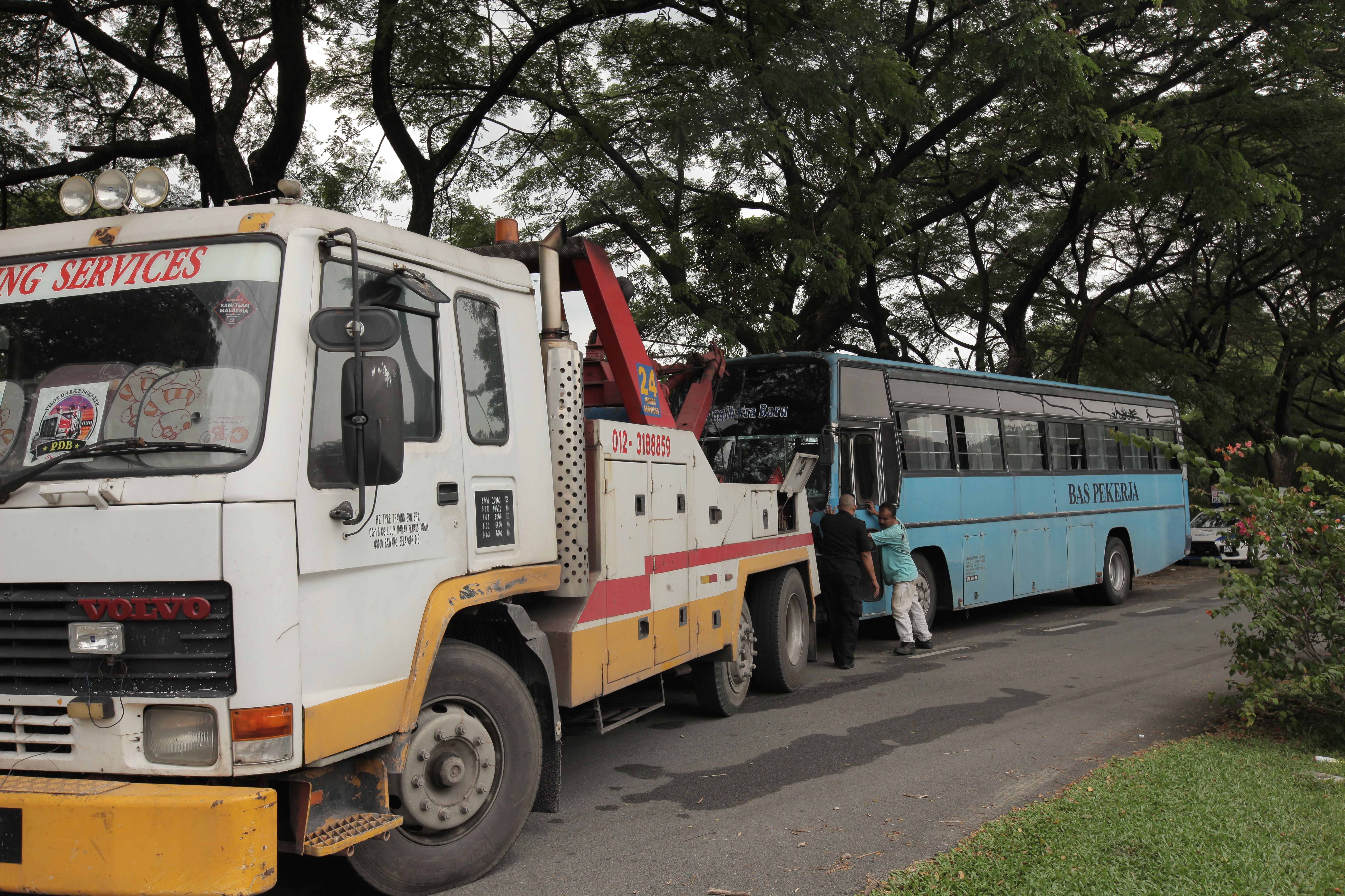 Padah parkir dibahu jalan, dua bas disita