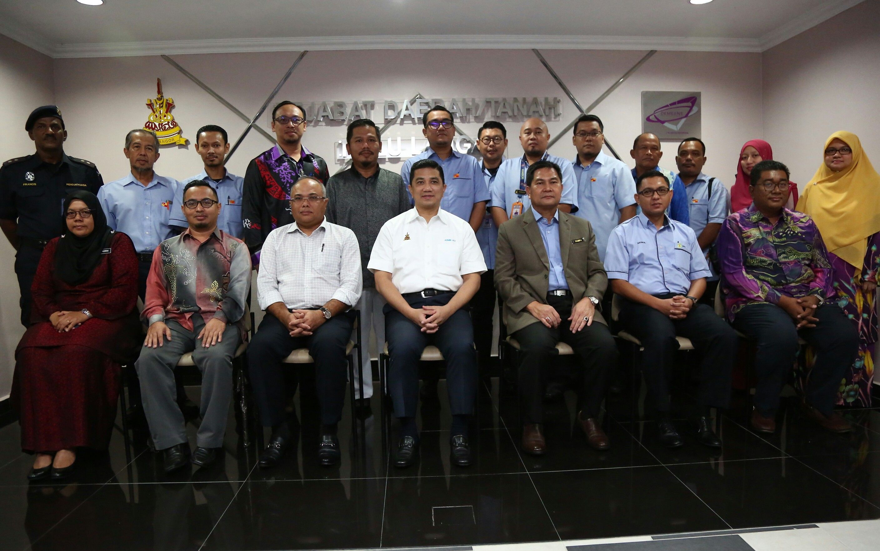 வெற்று வாக்குறுதிகள் வேண்டாம் - மந்திரி பெசார்.