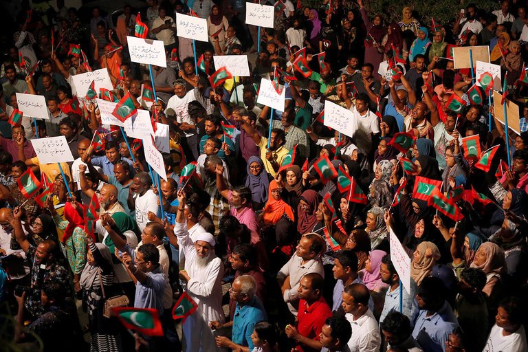 Maldives isytihar darurat, tahan bekas presiden
