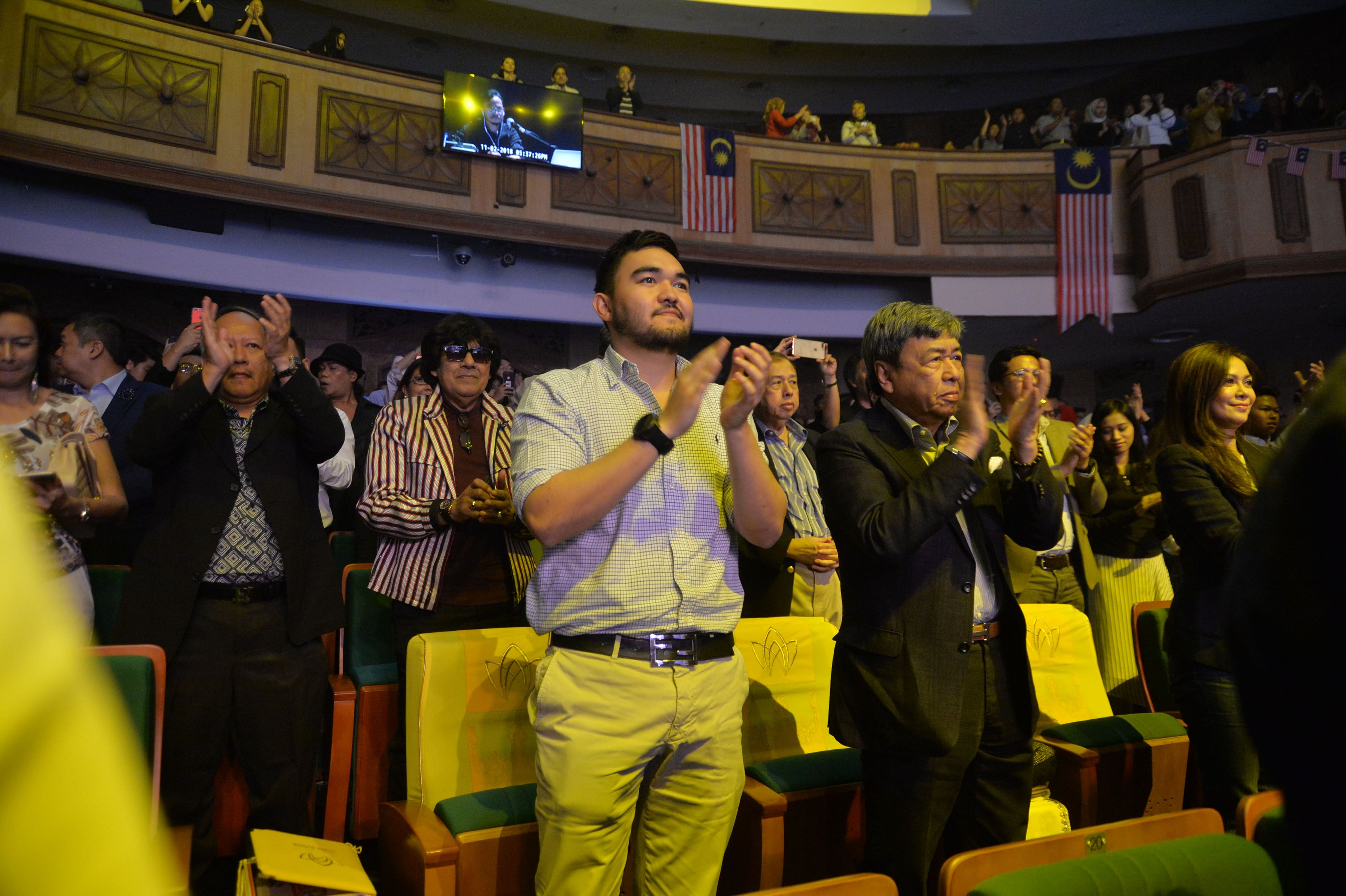 Sultan berkenan hadiri pementasan Teater Muzikal Ola Bola