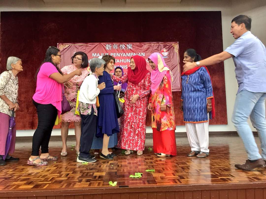 PEKAWANIS sampai sumbangan sempena Tahun Baru Cina