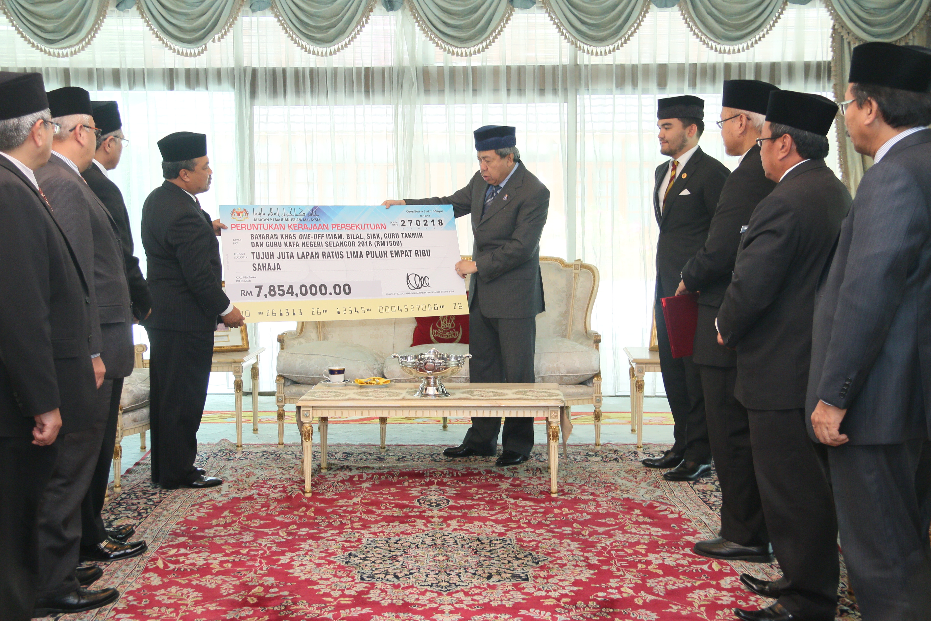 Sultan terima RM49.3 juta untuk guru, pegawai masjid Selangor