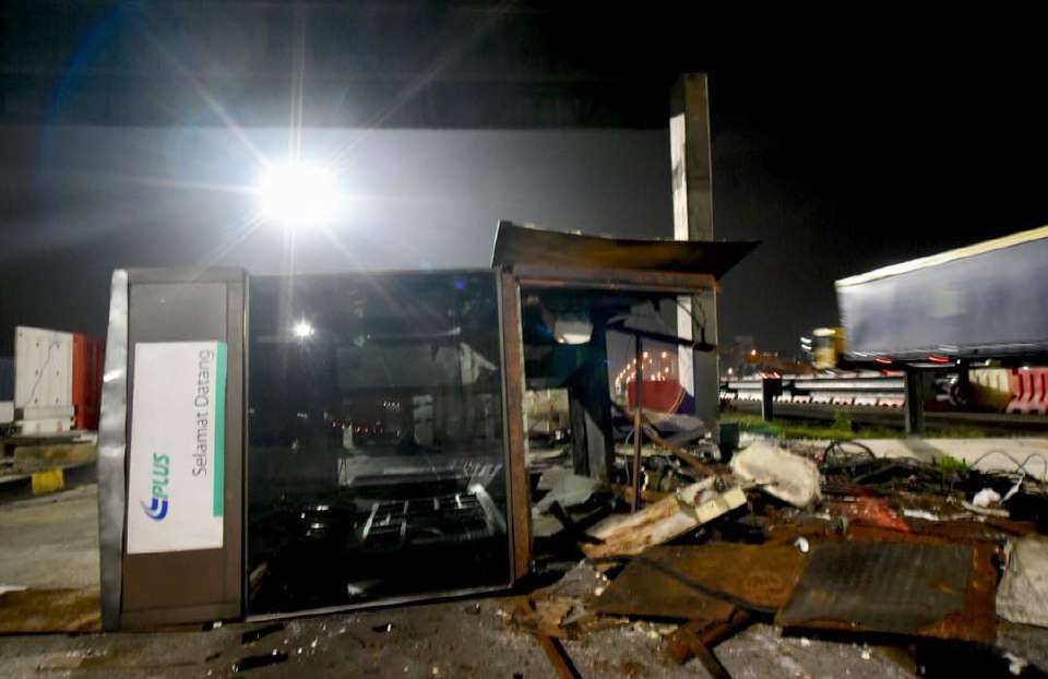 Kerja meroboh Plaza tol Batu Tiga bermula