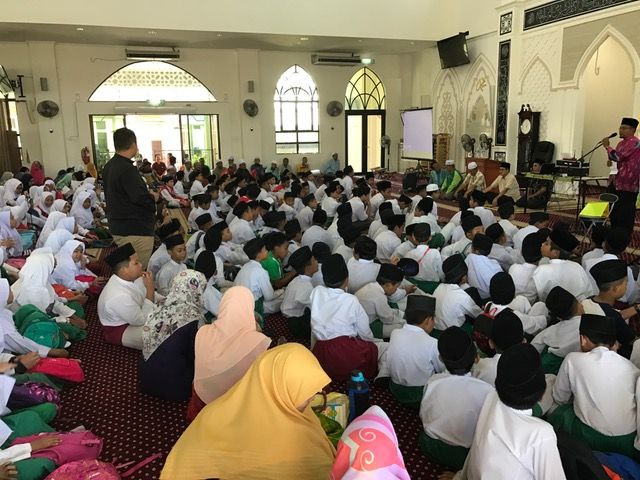 Internet memudaratkan anak, awasi kaedah penggunaan