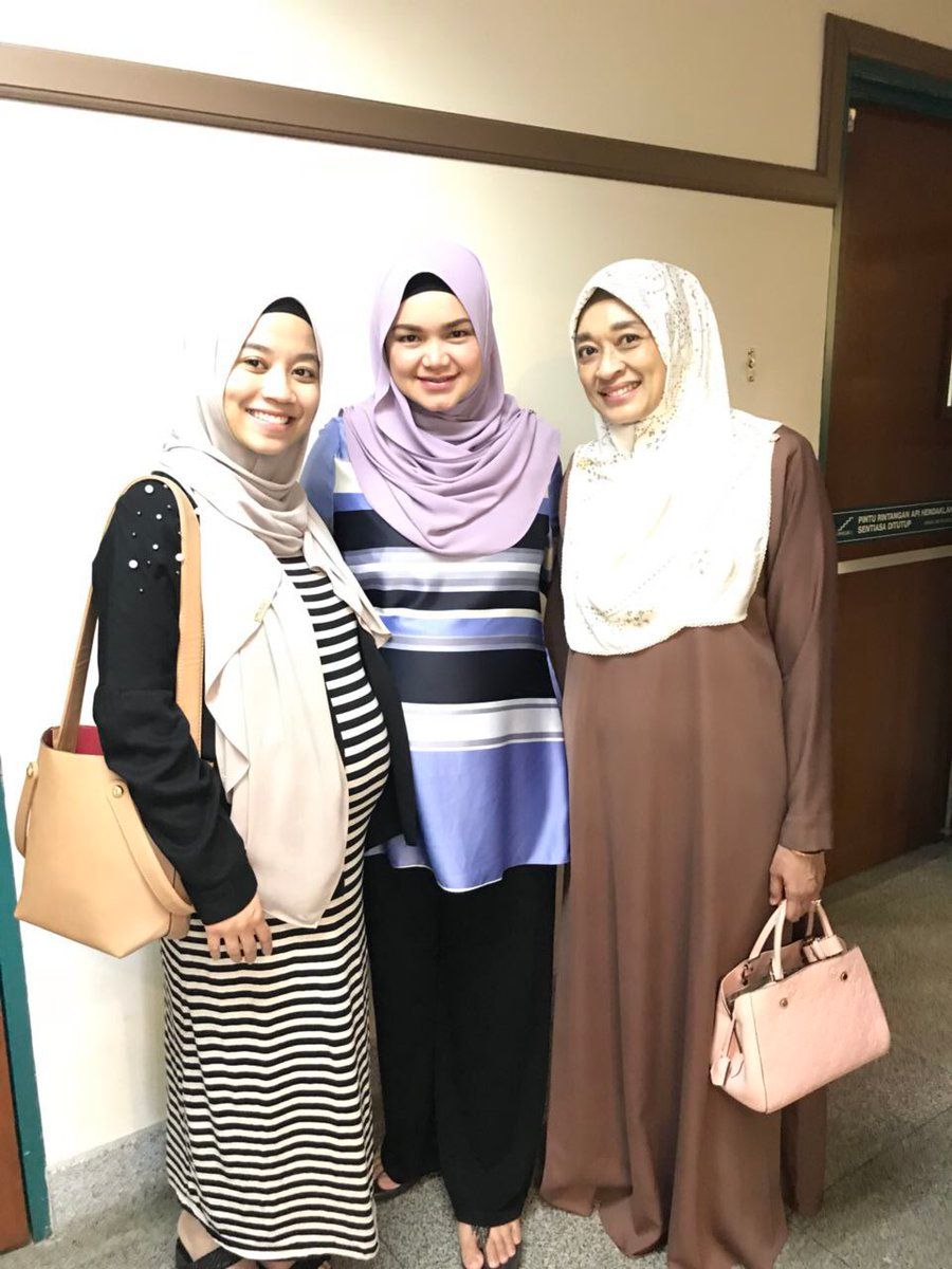 MB teruja timang cucu pertama