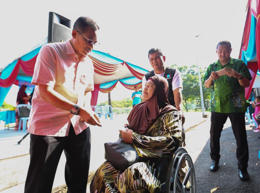 240 golongan ibu terima kad KISS di DUN Sri Muda