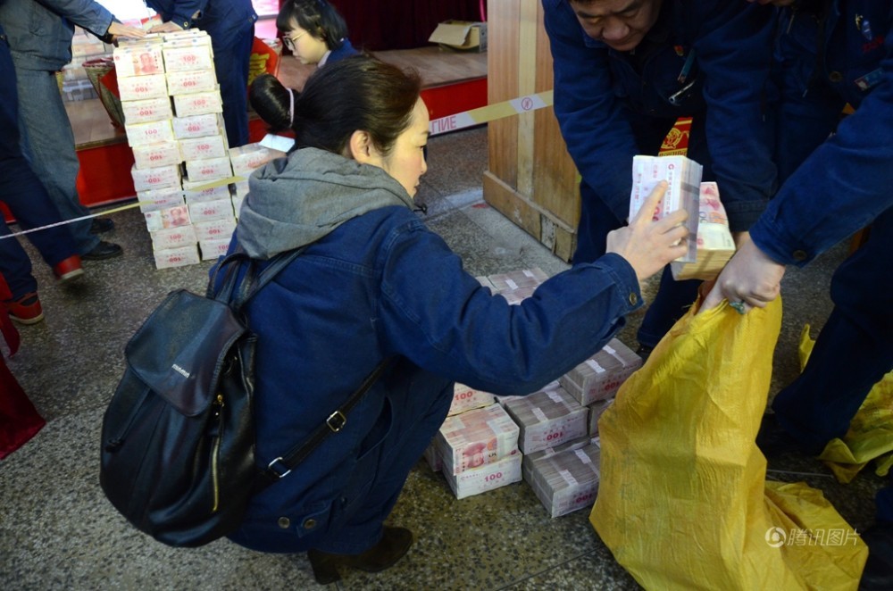 Majikan pemurah beri bonus RM99 juta kepada pekerja