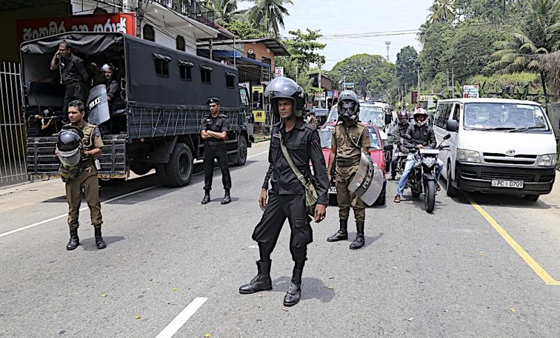 Tiga polis cedera, pertempuran di Sri Lanka