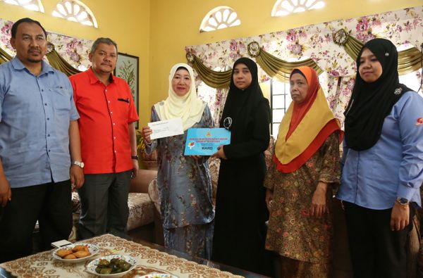 Exco serah skim Peduli Sihat Penjawat Awam