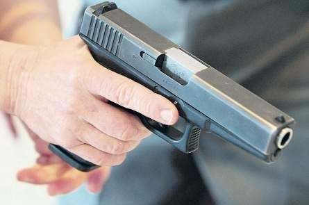 Guru di Amerika berlatih guna pistol hadapi insiden tembakan