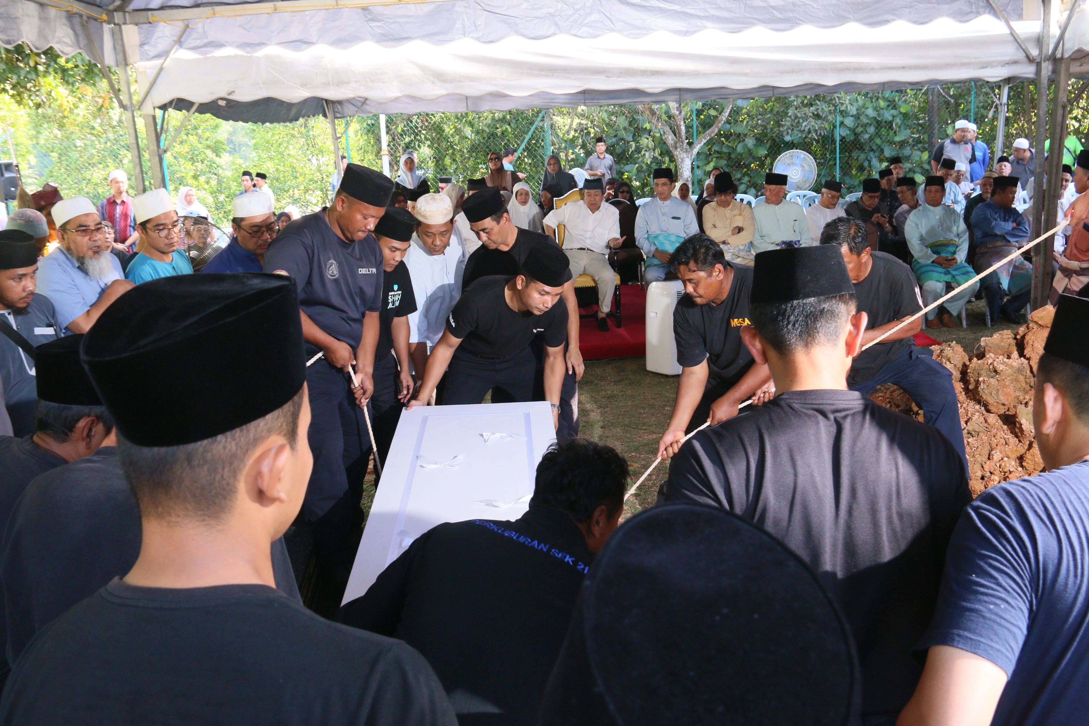 Sultan Selangor hadiri pengkebumian Allahyarham Dato' Abdul Halim