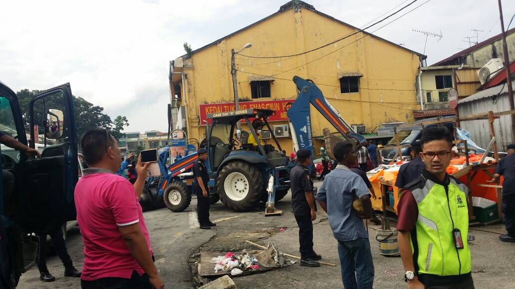 对付外劳经营店铺  士拉央市会拆违建物