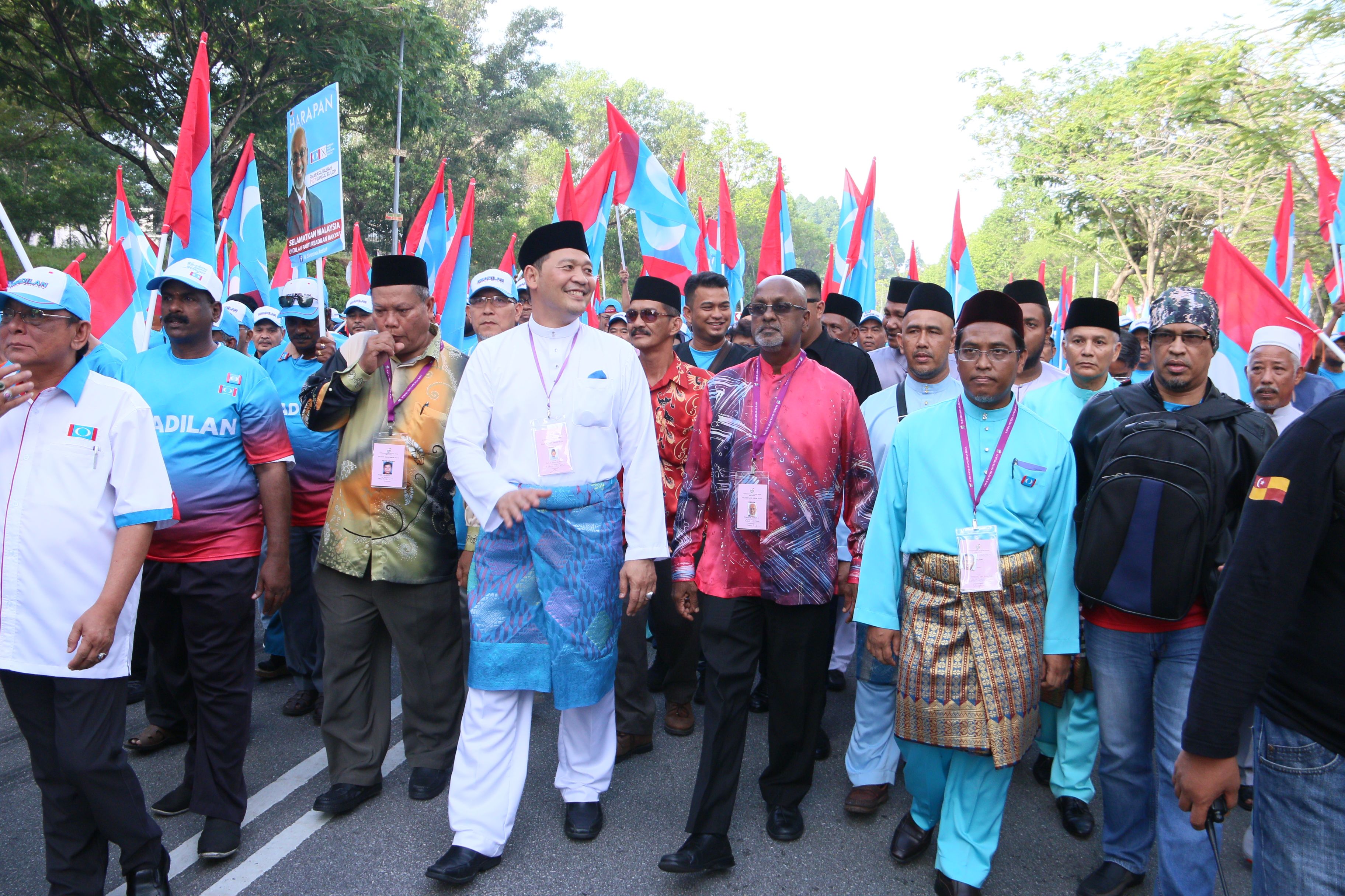 Abah dan umi iringi Mohd Khairuddin ke pusat pencalonan