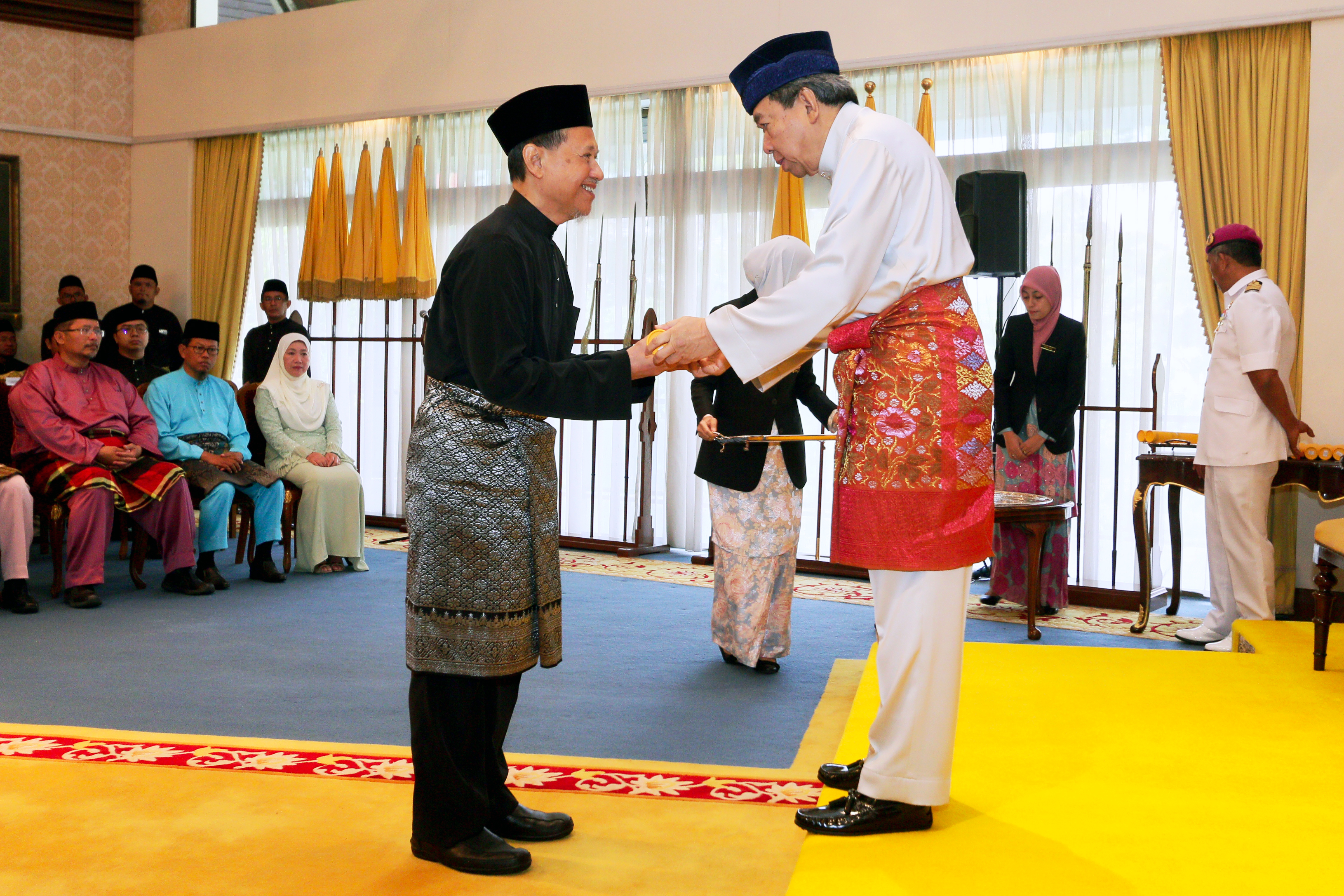 Sultan Sharafuddin serah watikah pelantikan Hakim Mahkamah Rendah Syariah