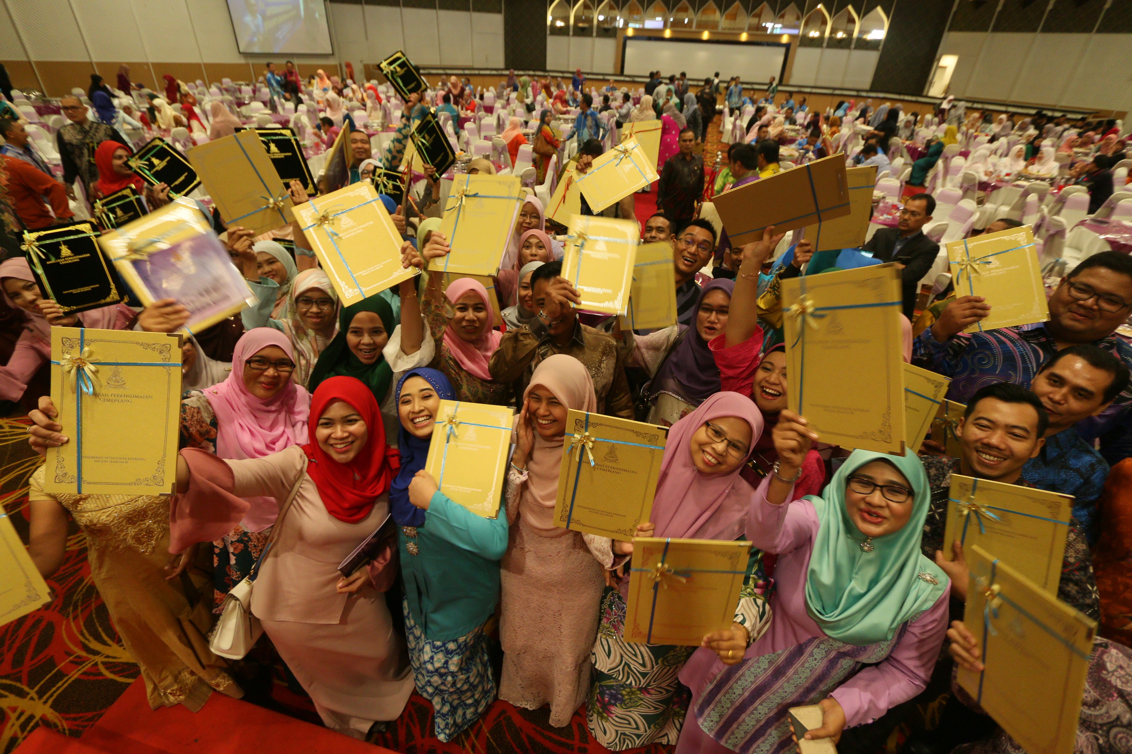 152 terima Anugerah Perkhidmatan Cemerlang